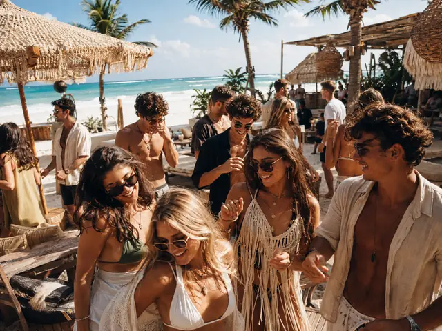 Beach club con estudiantes en Tulum